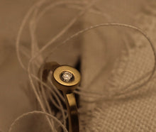 Afbeelding in Gallery-weergave laden, Off Centre