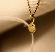 Afbeelding in Gallery-weergave laden, Tiny Off Centre