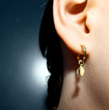 Afbeelding in Gallery-weergave laden, Folded Heart Hoop & Stud