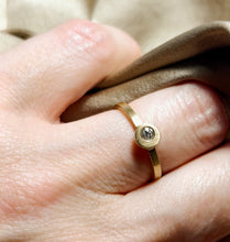 Afbeelding in Gallery-weergave laden, Off Centre