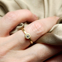 Afbeelding in Gallery-weergave laden, Off Centre