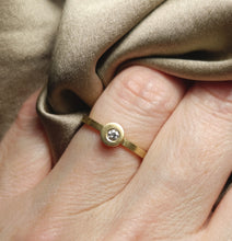 Afbeelding in Gallery-weergave laden, Off Centre