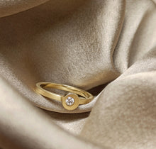 Afbeelding in Gallery-weergave laden, Off Centre