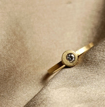 Afbeelding in Gallery-weergave laden, Off Centre