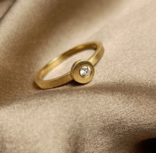 Afbeelding in Gallery-weergave laden, Off Centre