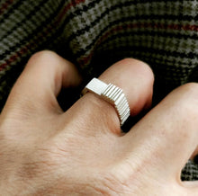 Load image into Gallery viewer, Signet Radiant