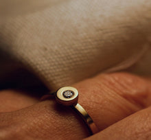 Afbeelding in Gallery-weergave laden, Off Centre
