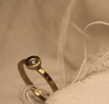 Afbeelding in Gallery-weergave laden, Off Centre
