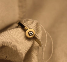 Afbeelding in Gallery-weergave laden, Off Centre
