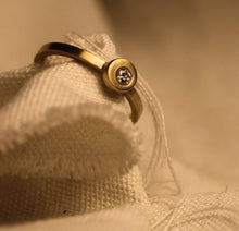 Afbeelding in Gallery-weergave laden, Off Centre
