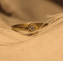 Afbeelding in Gallery-weergave laden, Off Centre
