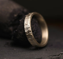 Afbeelding in Gallery-weergave laden, Brutalist
