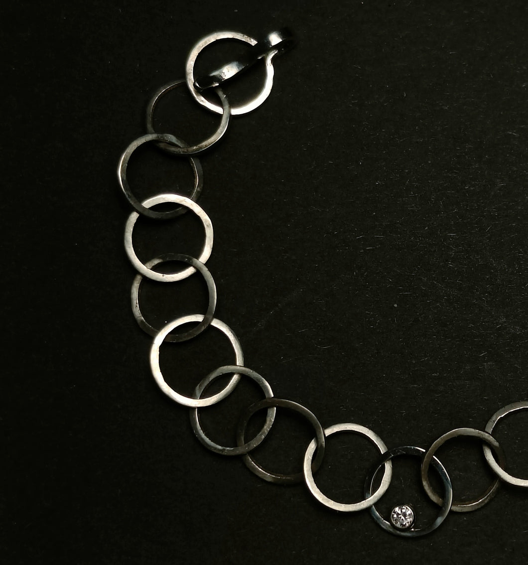 Little chains bracelet with a pinch